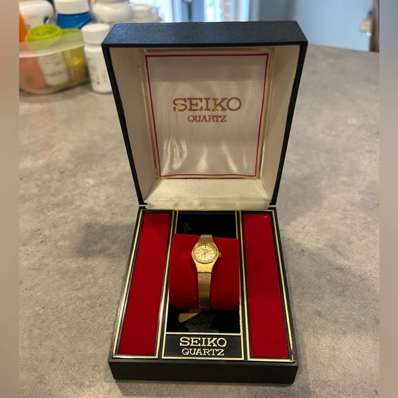 Seiko Quartz Vintage Gold Watch - Picture 2 of 7